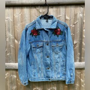 Forever 21 Jean Jacket W/2 Sequined Red Rose Patches Size M, Light Wash